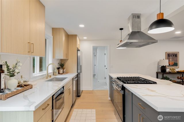 10009 45th Avenue NE, Seattle, WA 98125