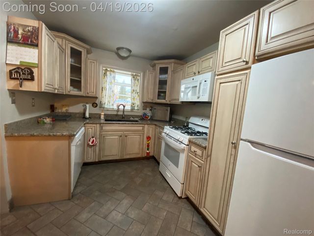 2016 W 12 Mile Road, Royal Oak, MI 48073
