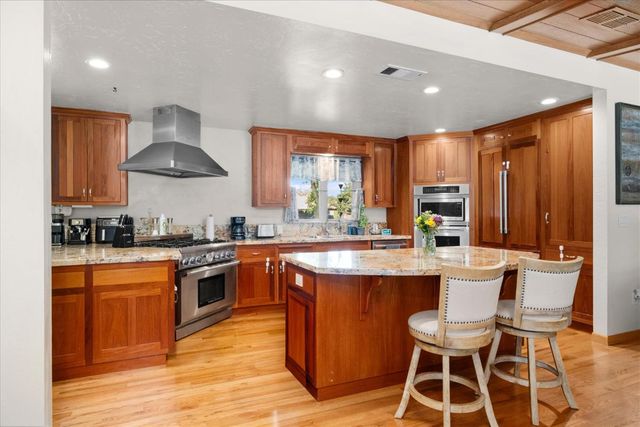 1010 Edgebrook Dr, Modesto, CA 95354