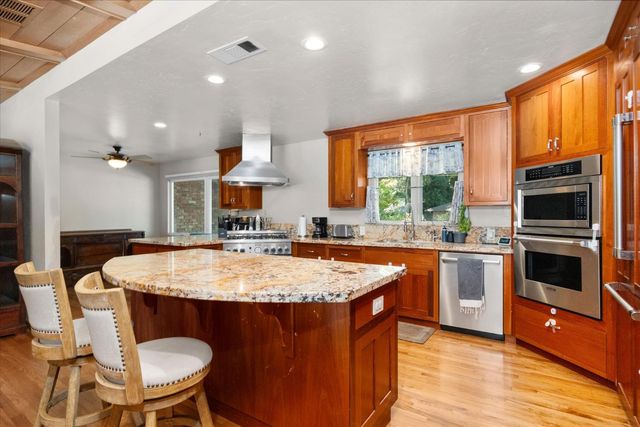 1010 Edgebrook Dr, Modesto, CA 95354