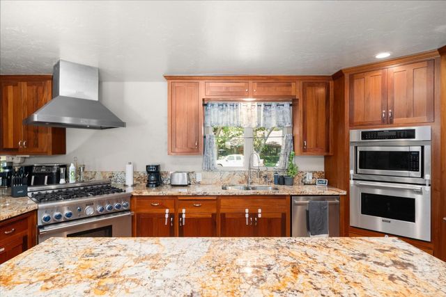 1010 Edgebrook Dr, Modesto, CA 95354