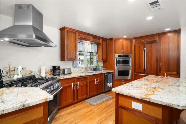 1010 Edgebrook Dr, Modesto, CA 95354
