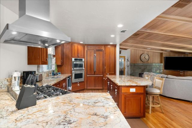 1010 Edgebrook Dr, Modesto, CA 95354