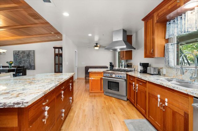 1010 Edgebrook Dr, Modesto, CA 95354