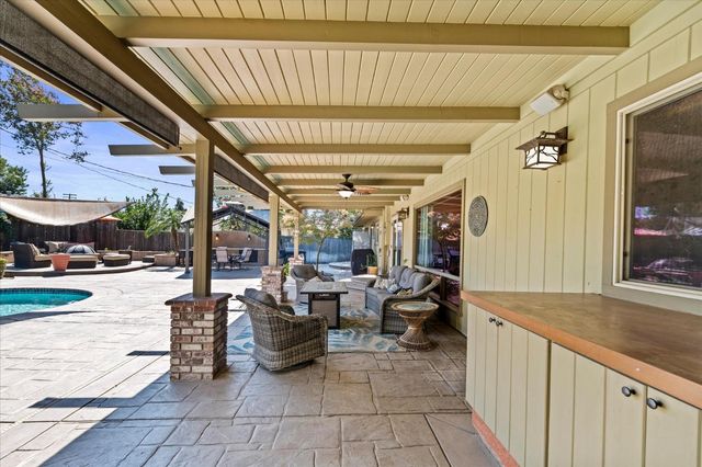 1010 Edgebrook Dr, Modesto, CA 95354