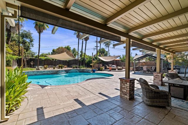 1010 Edgebrook Dr, Modesto, CA 95354