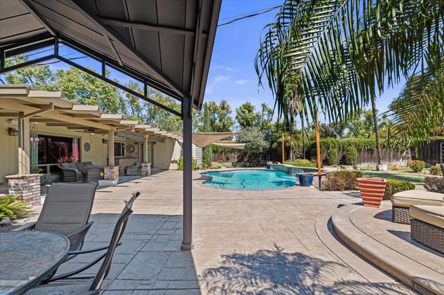 1010 Edgebrook Dr, Modesto, CA 95354