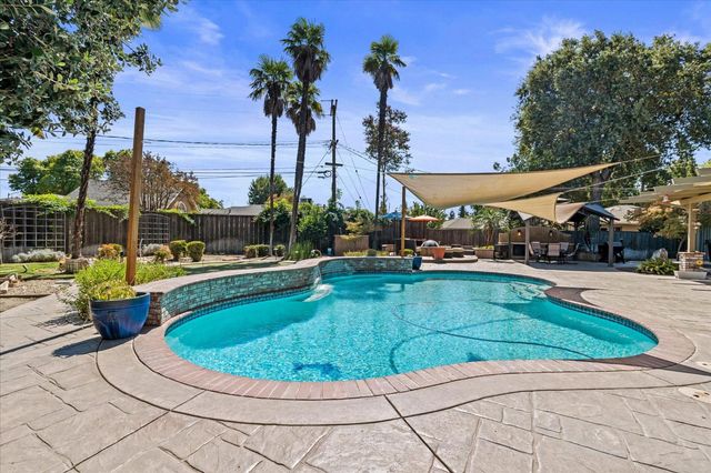 1010 Edgebrook Dr, Modesto, CA 95354