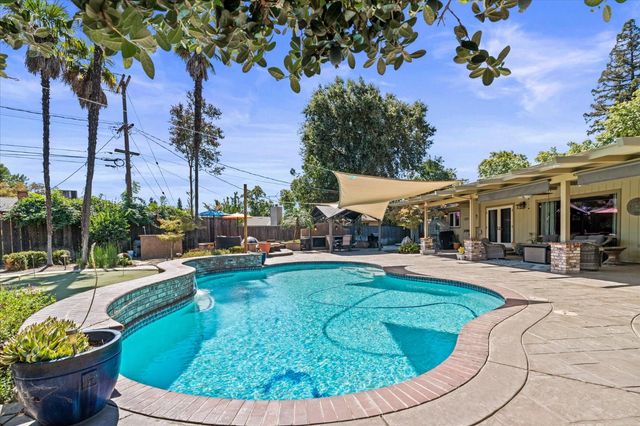 1010 Edgebrook Dr, Modesto, CA 95354