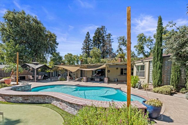 1010 Edgebrook Dr, Modesto, CA 95354