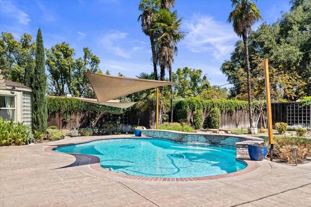1010 Edgebrook Dr, Modesto, CA 95354