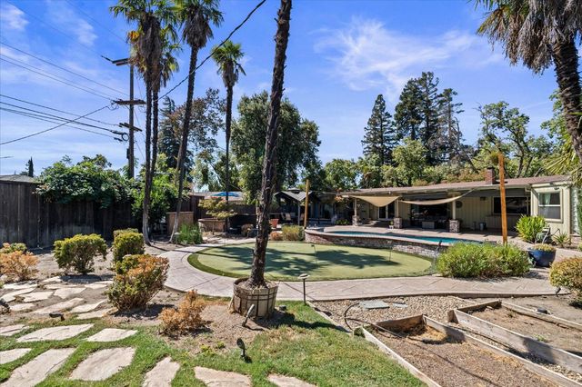 1010 Edgebrook Dr, Modesto, CA 95354