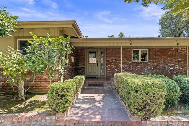 1010 Edgebrook Dr, Modesto, CA 95354