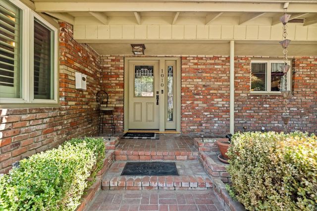 1010 Edgebrook Dr, Modesto, CA 95354