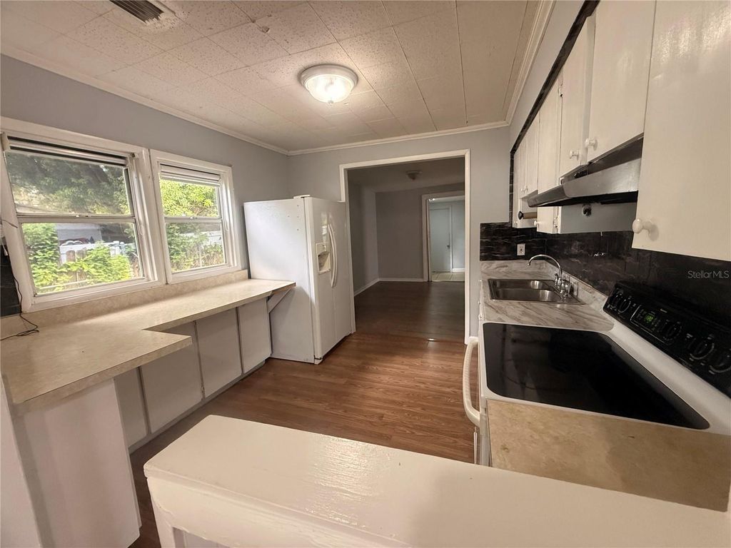 Image 36 of property listing at 8425 N JONES AVENUE, Tampa, FL 33604