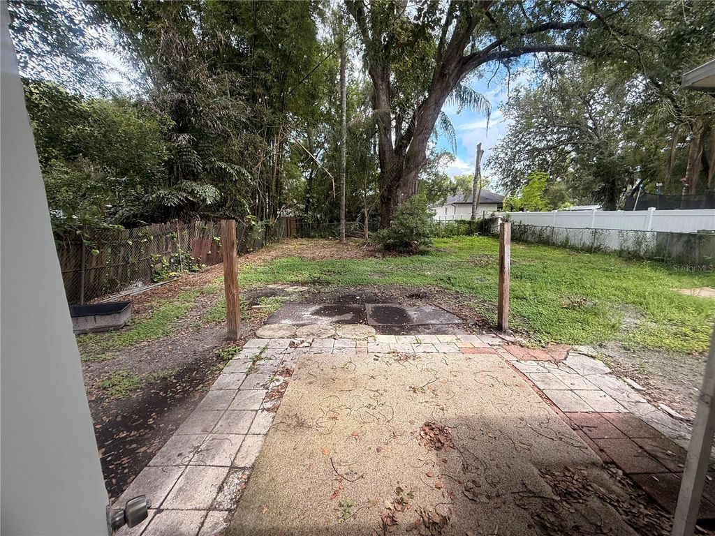 Image 37 of property listing at 8425 N JONES AVENUE, Tampa, FL 33604