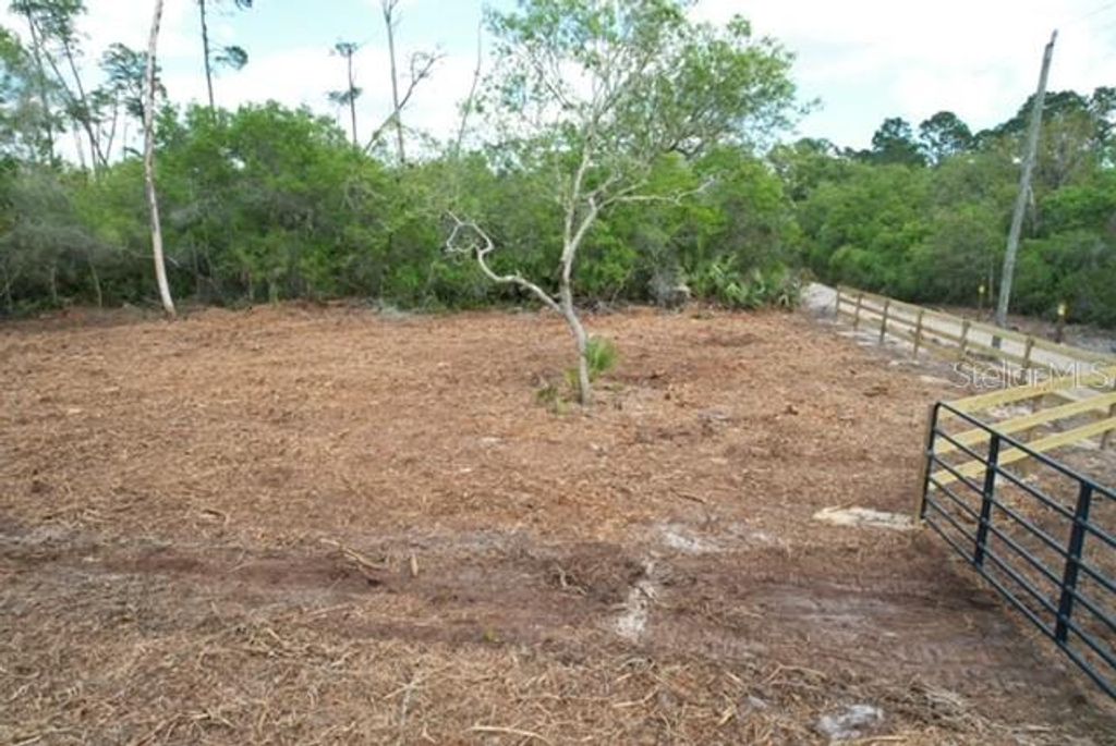 Image 3 of property listing at 21575 SE 145TH PLACE, Umatilla, FL 32784