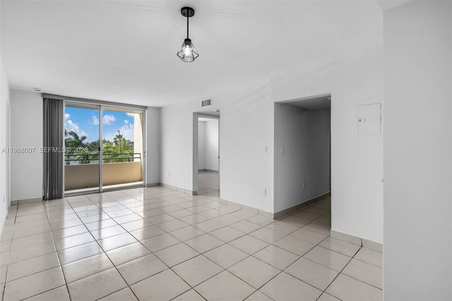 8320 NW 8th St 2-414, Miami, FL 33126