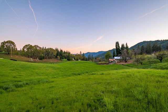 12310 Ramsey Road, Gold Hill, OR 97525