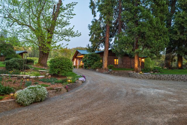 12310 Ramsey Road, Gold Hill, OR 97525