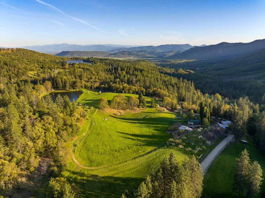 12310 Ramsey Road, Gold Hill, OR 97525