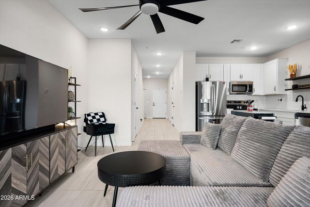 2822 W White Feather Lane, Phoenix, AZ 85085