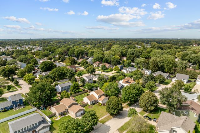 1102 Amberwood Drive, Crystal Lake, IL 60014