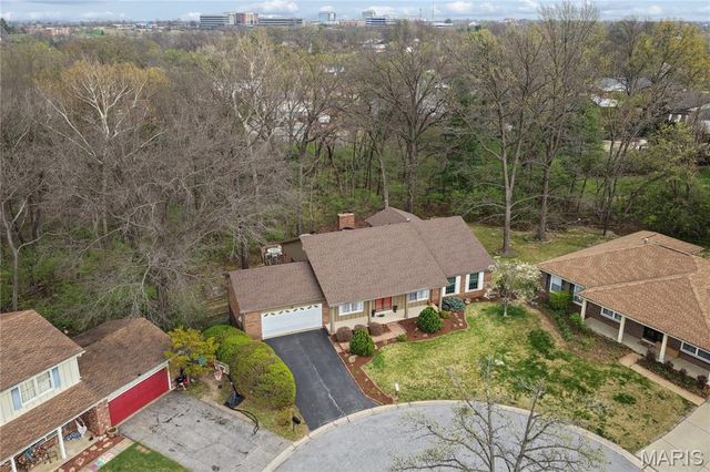 12321 Woodline Drive, Creve Coeur, MO 63141