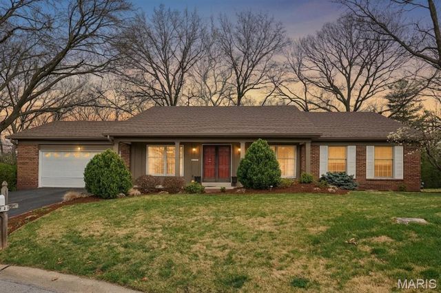 12321 Woodline Drive, Creve Coeur, MO 63141