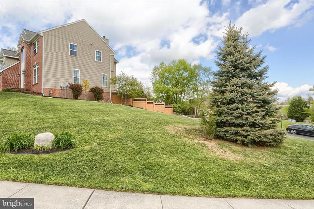 1080 CRANBERRY LN W, York, PA 17402