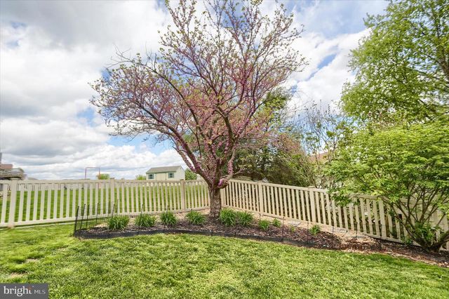 1080 CRANBERRY LN W, York, PA 17402