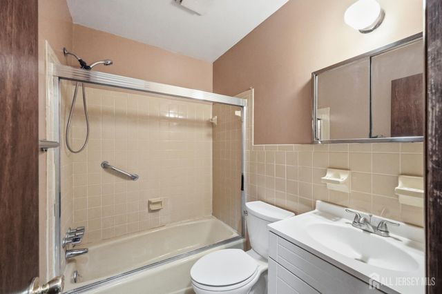 4 Walnut Street, Monroe, NJ 08831