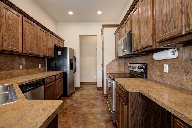 3900 Notting Hill Drive, Moore, OK 73160