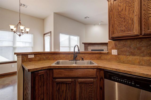 3900 Notting Hill Drive, Moore, OK 73160