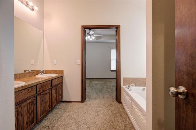 3900 Notting Hill Drive, Moore, OK 73160