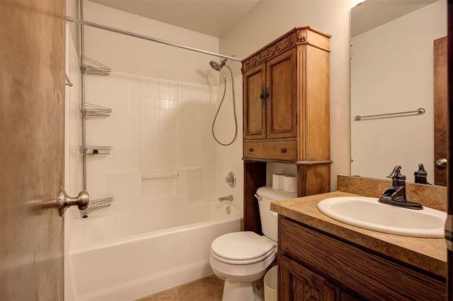 3900 Notting Hill Drive, Moore, OK 73160