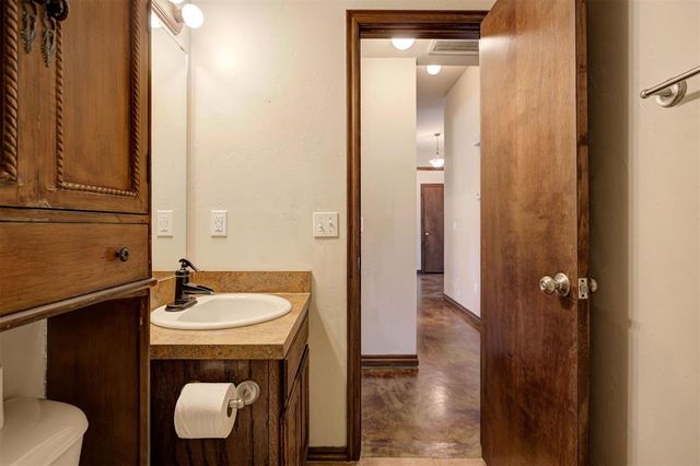 3900 Notting Hill Drive, Moore, OK 73160