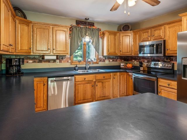 89 Elm St, Blackstone, MA 01504