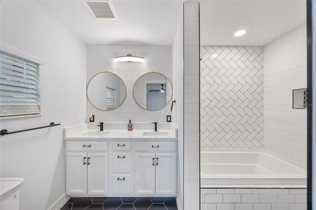 Image 15 of property listing at 914 E NORTH BAY STREET, Tampa, FL 33603