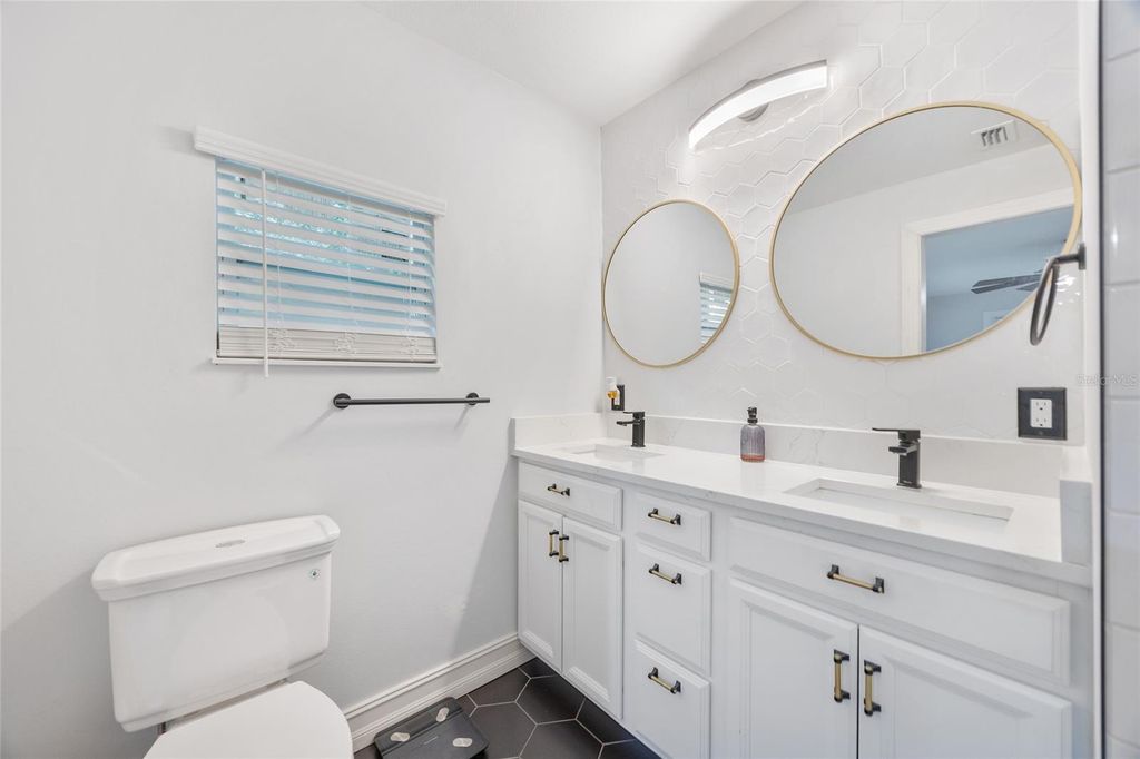 Image 17 of property listing at 914 E NORTH BAY STREET, Tampa, FL 33603