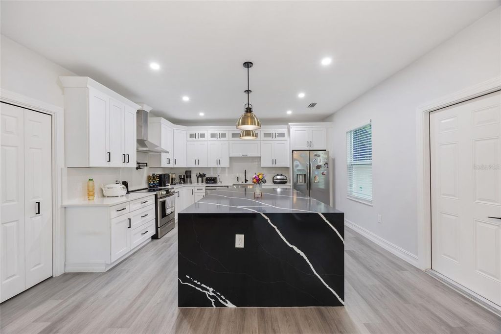 Image 7 of property listing at 914 E NORTH BAY STREET, Tampa, FL 33603