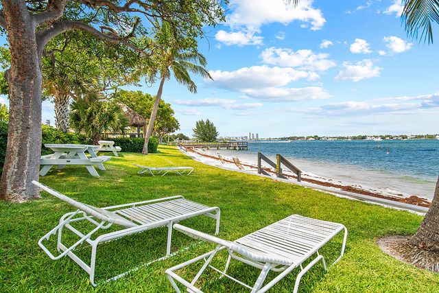 5600 N Flagler Drive 2202, West Palm Beach, FL 33407
