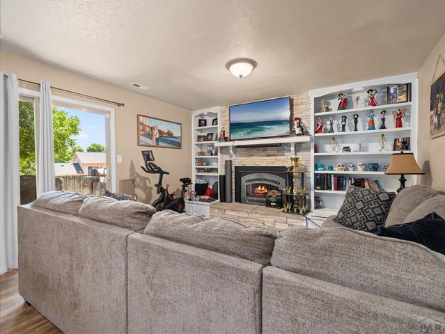 6 Aldrin Ct, Pueblo, CO 81001