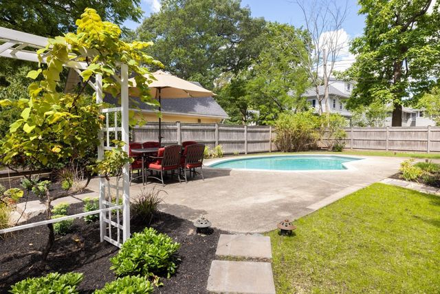 861 Commonwealth Ave, Newton, MA 02459