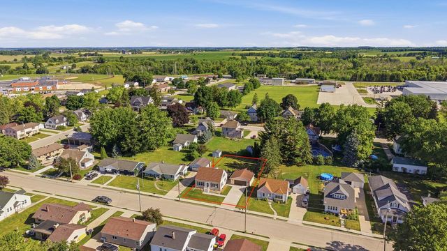 643 Grand AVENUE, Random Lake, WI 53075