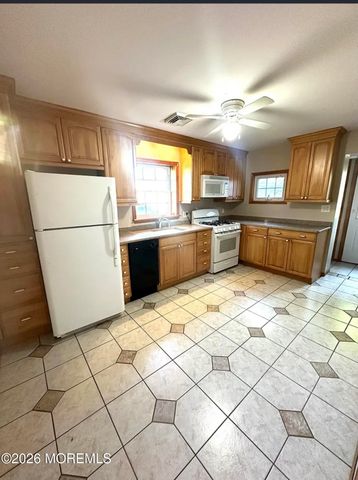 14 Manning Place, Keansburg, NJ 07734