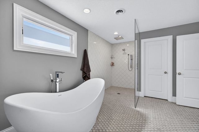 5765 Pigeon Creek Road, Bettendorf, IA 52722