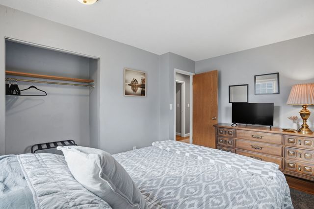 1006 Hillside Drive, Bettendorf, IA 52722