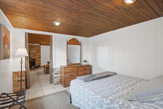 1006 Hillside Drive, Bettendorf, IA 52722