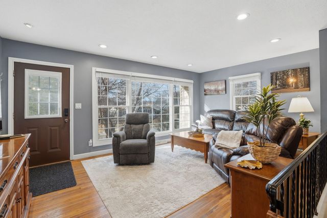 1006 Hillside Drive, Bettendorf, IA 52722